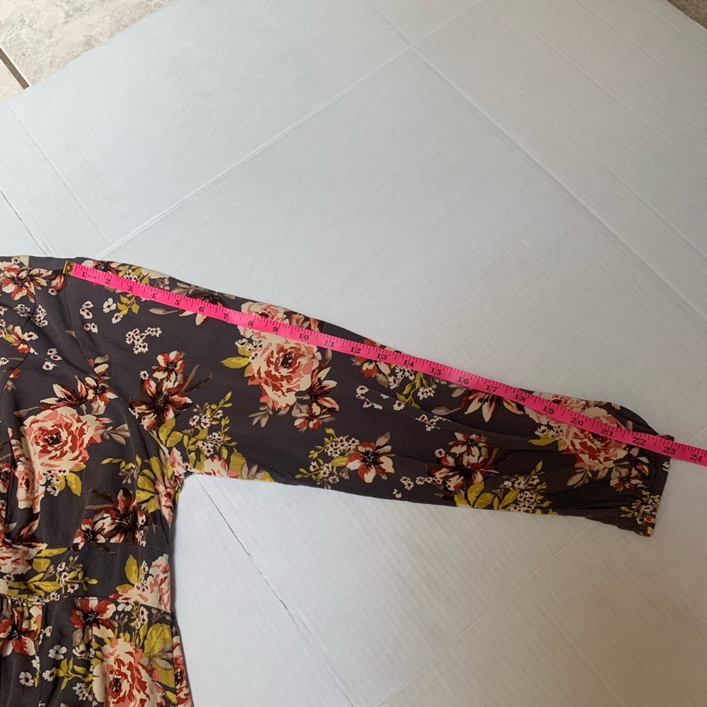 Torrid Grayish/ Brown, Floral V-Neck Babydoll Blouse. Size 0. Long Sleeve - Picture 11 of 12